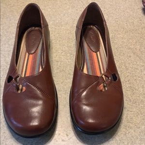 Clarks Women’s brown leather slip on shoes size 8M